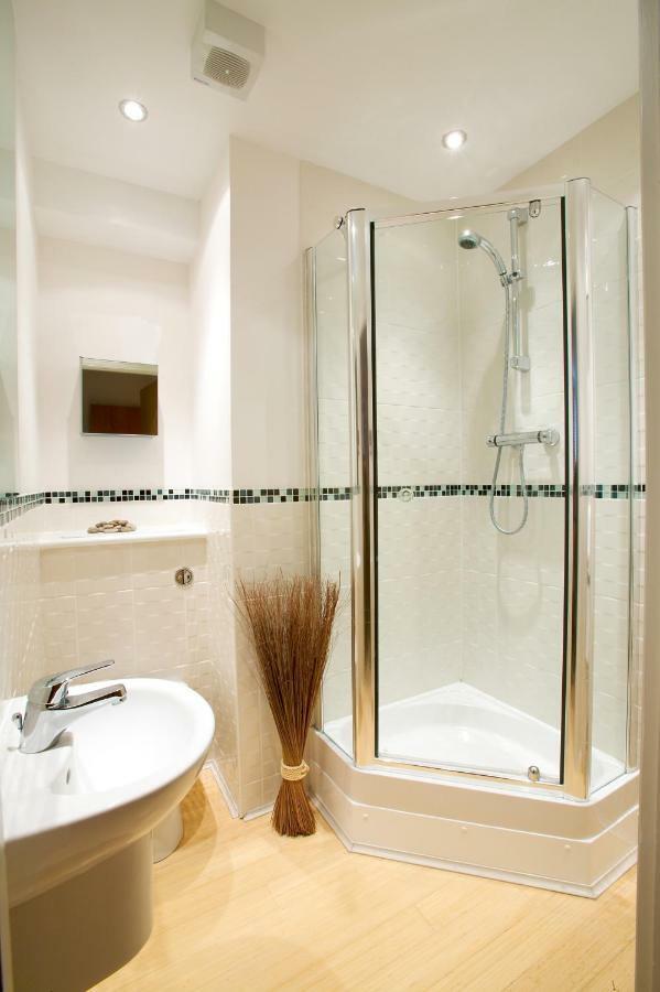 2 Bed 2 Bath At Pelican Hse In Newbury - Free Secure, Allocated Parking Exteriör bild