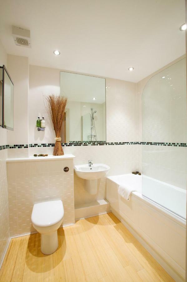 2 Bed 2 Bath At Pelican Hse In Newbury - Free Secure, Allocated Parking Exteriör bild